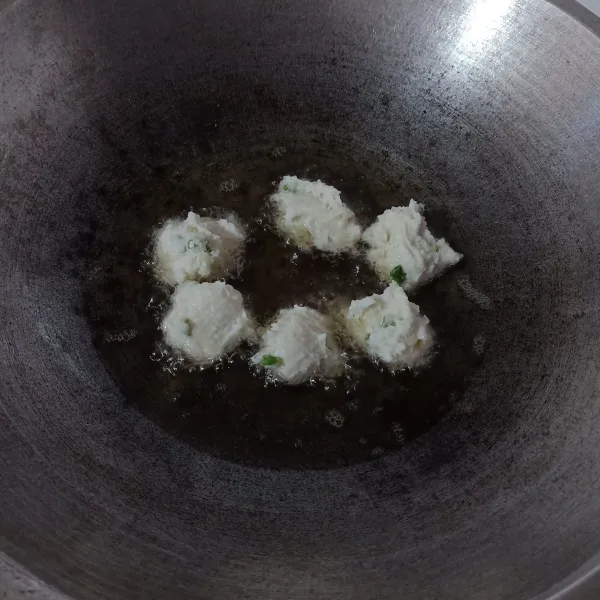 Ambil adonan pakai sendok, lalu goreng sampai matang