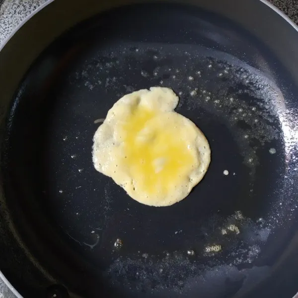 Panaskan sedikit margarin dengan api kecil, ambil telur kocok secukupnya, buat dadaran kecil.