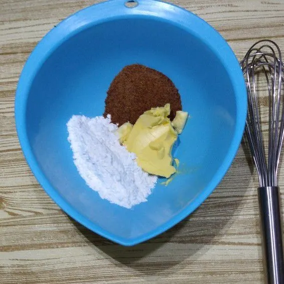 Masukkan dalam wadah : margarin, butter, gula halis, dan gula palm. Aduk menggunakan whisk, hingga tercampur rata, sedikit berwarna lebih pucat.