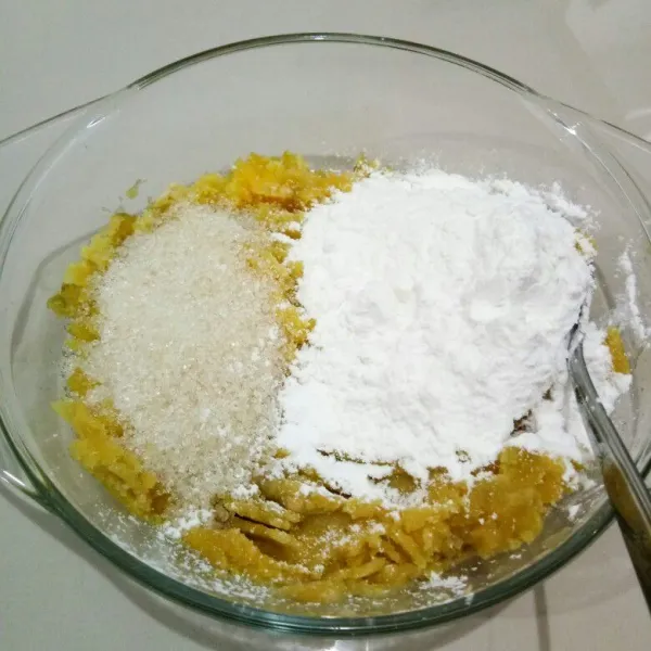 Kemudian tambahkan gula pasir dan tepung tapioka. Aduk hingga tercampur rata.
