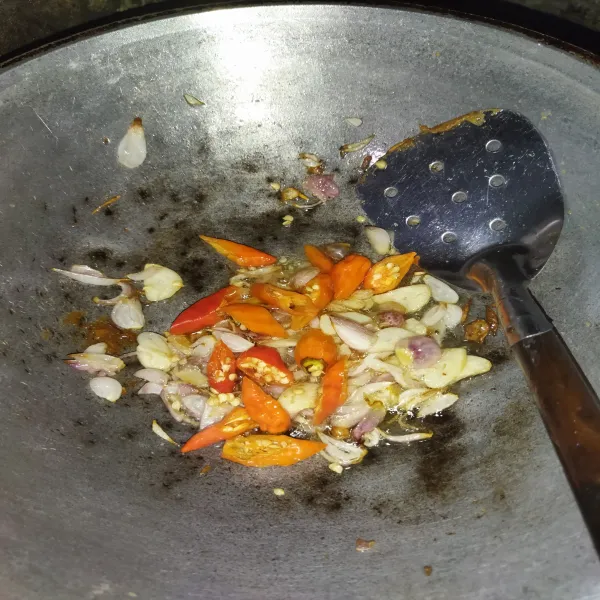 Masukkan cabe rawit, aduk rata, masak hingga cabe layu.