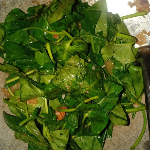 Masukkan kangkung yang sudah dicuci bersih, aduk rata dan masak hingga kangkung setengah layu.