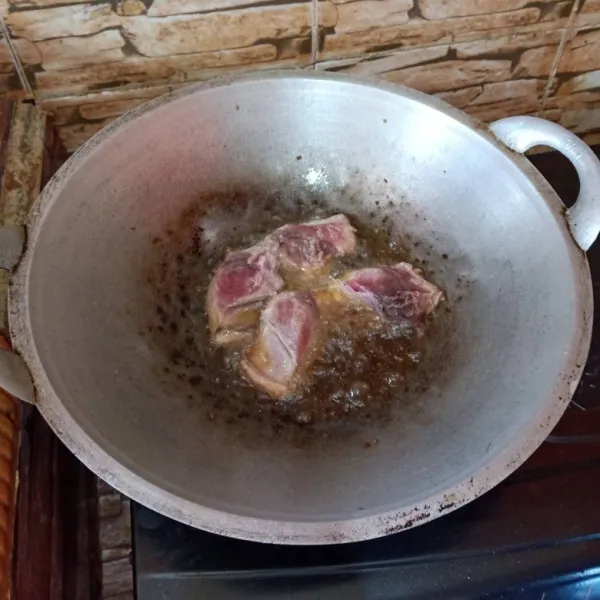 Goreng ikan yang sudah dibersihkan hingga matang.