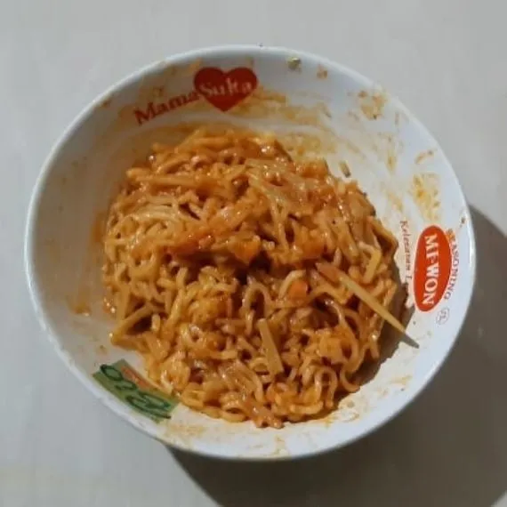 Aduk rata kadedemes dan mie goreng.