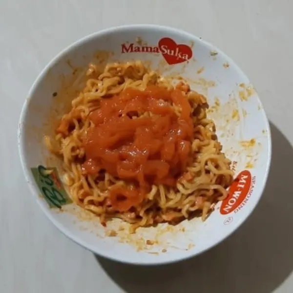 Tambahkan saus di atasnya, aduk rata.