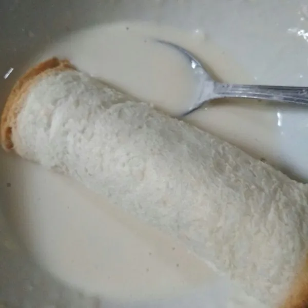 Campur tepung terigu dengan air aduk rata, gulingkan roti di larutan tepung terigu.