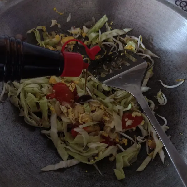 Masukkan saus tiram, lada bubuk dan daun bawang.