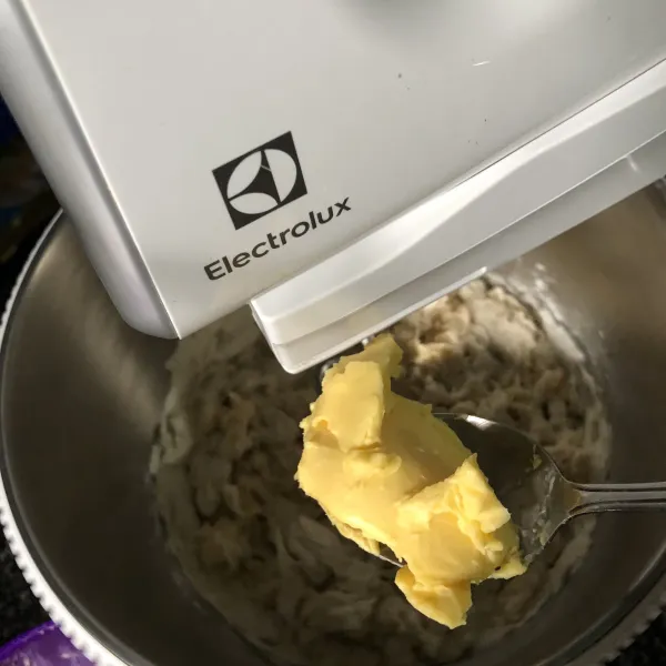 Buat rotinya mixer semua bahan sampai kalis elastis. Istirahatkan adonan -+1 jam