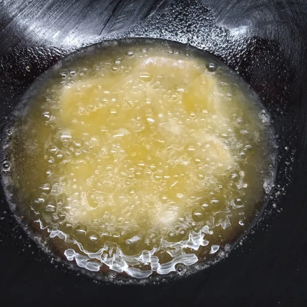 Panaskan minyak goreng, masukkan ayam goreng sampai matang di kedua sisi. Angkat dan tiriskan. Letakkan di piring saji.