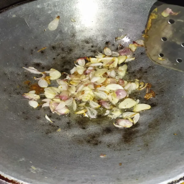 Siapkan wajan, panaskan minyak goreng kira-kira 3 sdm, lalu tumis bawang merah dan bawang putih hingga harum dan mulai kecoklatan.