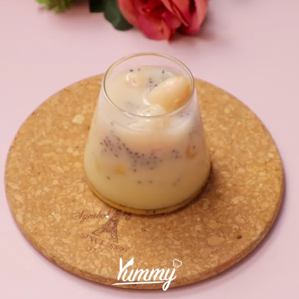 Hias dengan buah-buahan di atasnya sebelum disajikan.