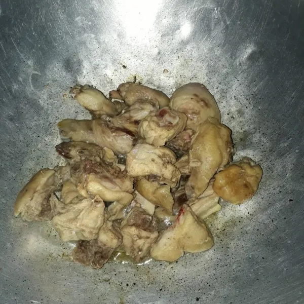 Ungkep ayam di wajan hingga matang, tanpa diberi air.