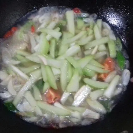 Masukkan labu siam, garam, lada bubuk dan kaldu jamur. Masak hingga labu cukup lunak.