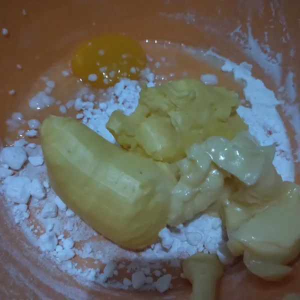 Kocok mentega, margarin, gula dan telur kurang lebih 30 detik.