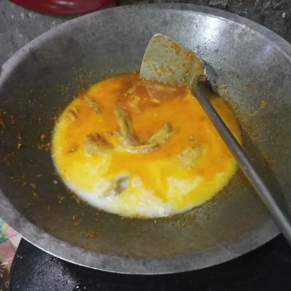 Tuang santan, bumbui dengan garam, gula merah dan kaldu bubuk. Aduk-aduk hingga santan mendidih.