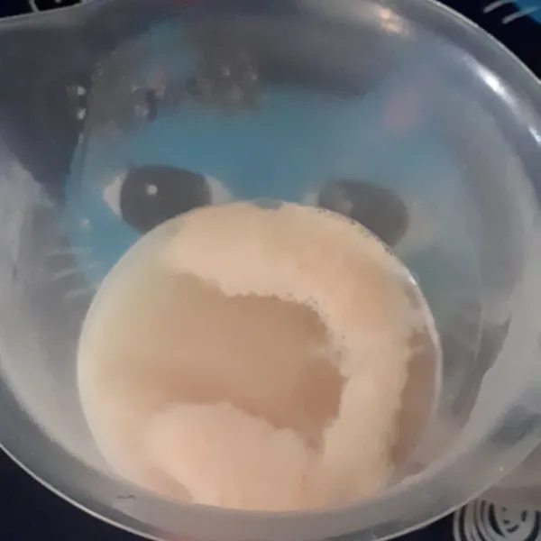 Siapkan air hangat, masukkan ragi dan gula pasir aduk dan diamkan hingga ragi aktif/berbusa.