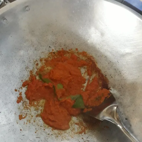 Panaskan minyak goreng, tumis bumbu tambahkan daun salam dan daun jeruk. Tumis hingga harum.