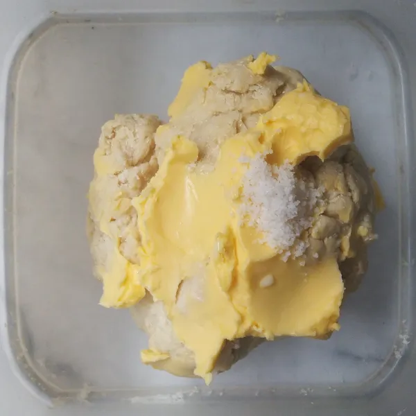 Masukkan margarin dan garam. Ulen hingga kalis elastis. Proofing selama ±30 menit.