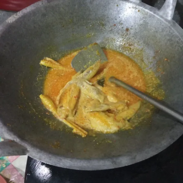 Masak hingga kuah mengental. Tes rasa dan matikan api.