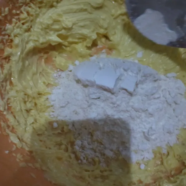 Masukkan campuran tepung terigu, vanilii bubuk dan susu bubuk, aduk menggunakan spatula
