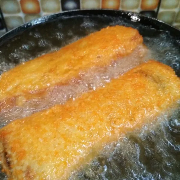 Panaskan minyak goreng roti hingga matang kedua sisi, angkat dan tiriskan, sajikan selagi hangat.
