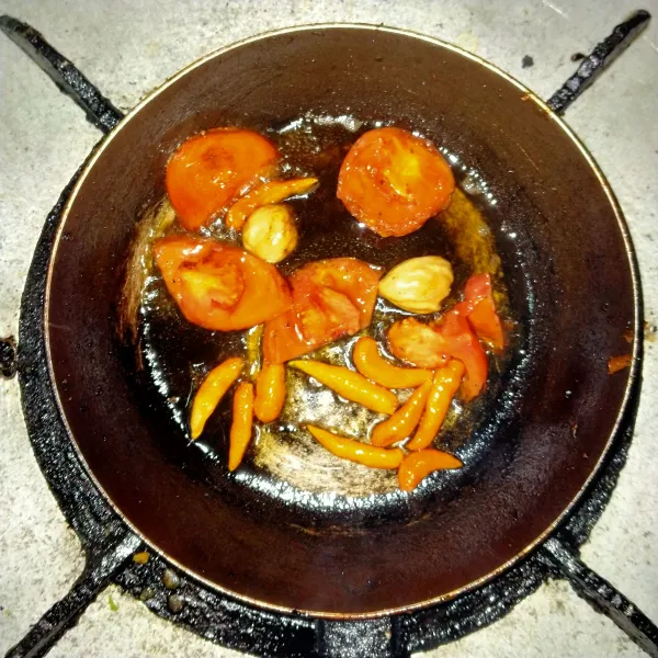 Masukkan irisan tomat, cabe dan kemiri