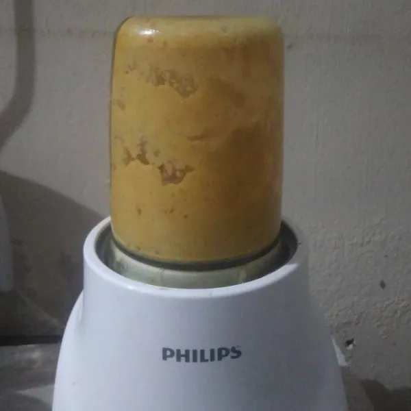 Haluskan bumbu menggunakan blender.