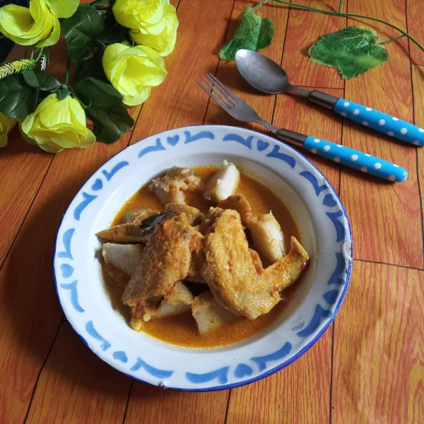 Tata potongan lontong di piring lalu beri ayam dan kuah kari. Hidangkan hangat.