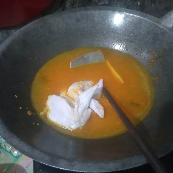 Tuang air, lalu masukkan ayam. Masak dengan api kecil hingga ayam empuk.