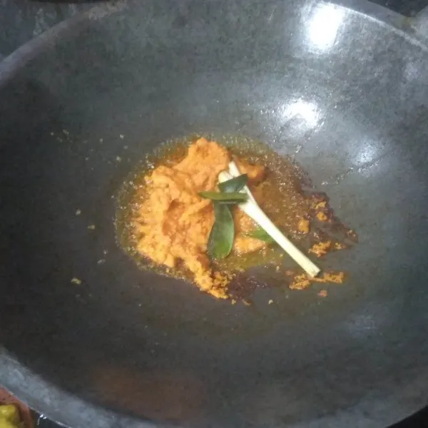Panaskan minyak, tumis bumbu halus, sereh dan daun jeruk hingga harum.