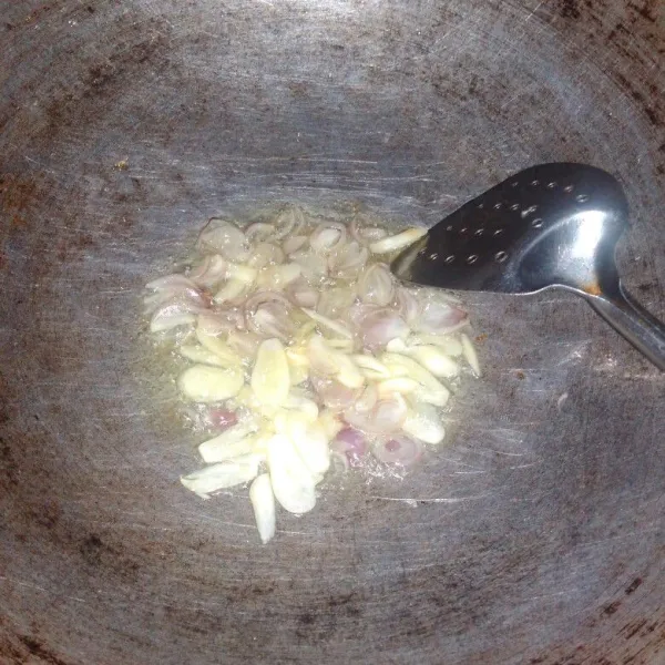 Dengan sisa minyak bekas goreng telur, tumis bawang merah dan bawang putih sampai harum.