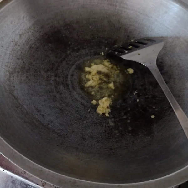 Panaskan margarin, tumis bawang putih sampai harum