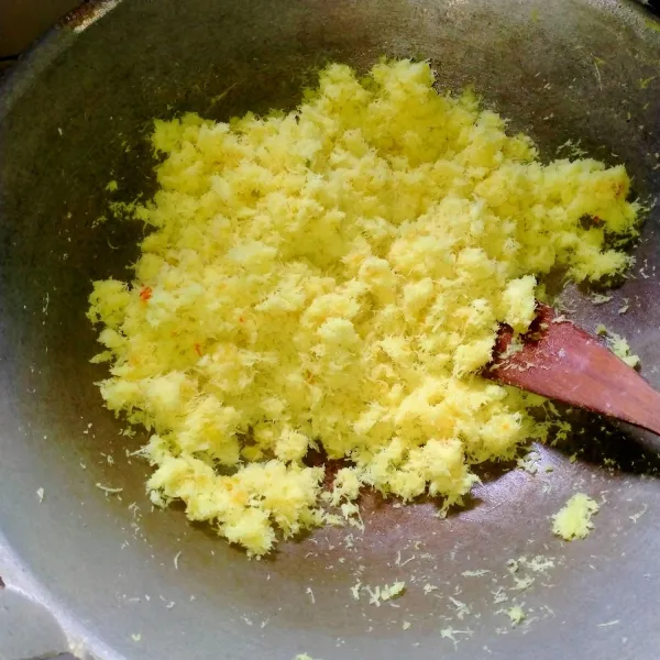 Masukkan kelapa yang sudah kita sangrai, masak hingga matang. Gunakan api kecil, koreksi rasanya.