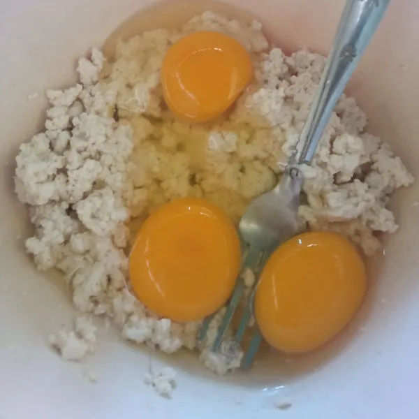 Tambahkan telur, kocok lepas dan aduk hingga tercampur rata.