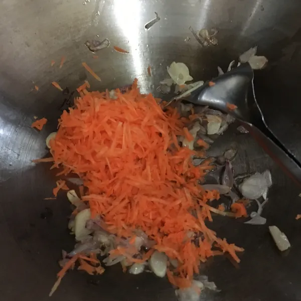 Tambahkan wortel, masak hingga wortel matang.
