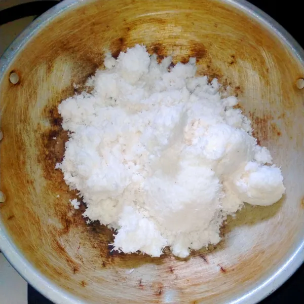 Sangrai kelapa dengan api kecil hingga kering.