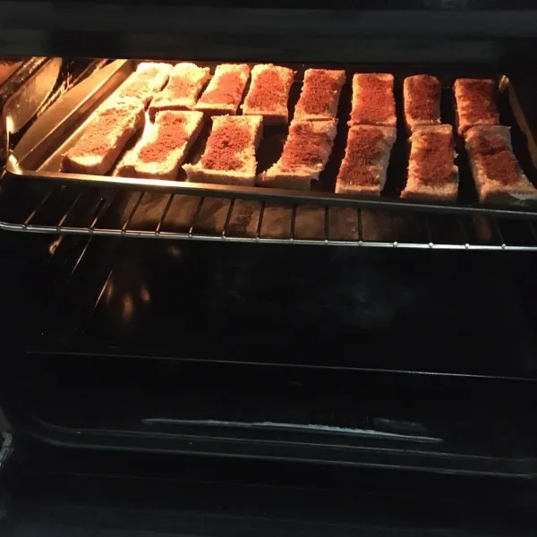 Panaskan oven dengan suhu 175 derajat. Panggang roti tawar hingga kering.