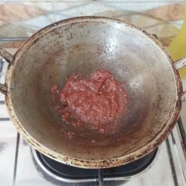 Tumis bumbu hingga mengental dan kelaur minyaknya, jika dirasa vumbu terasa kering tambahkan sedikit minyak lagi.