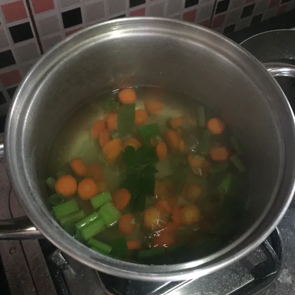 Masukkan bawang putih, wortel dan buncis, rebus -+15 menit dulu