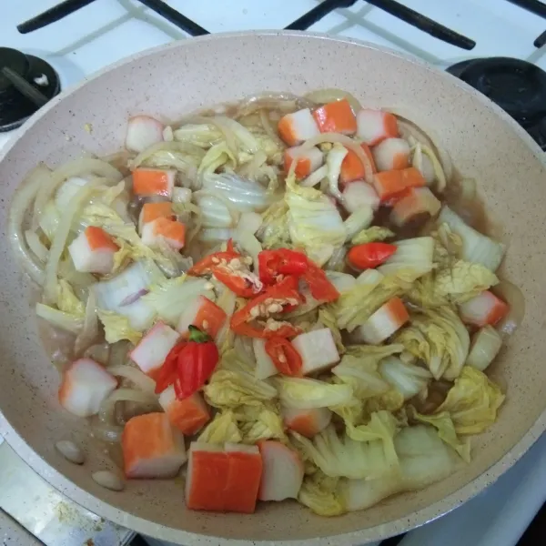 Masukan irisan cabe rawit, masak hingga matang