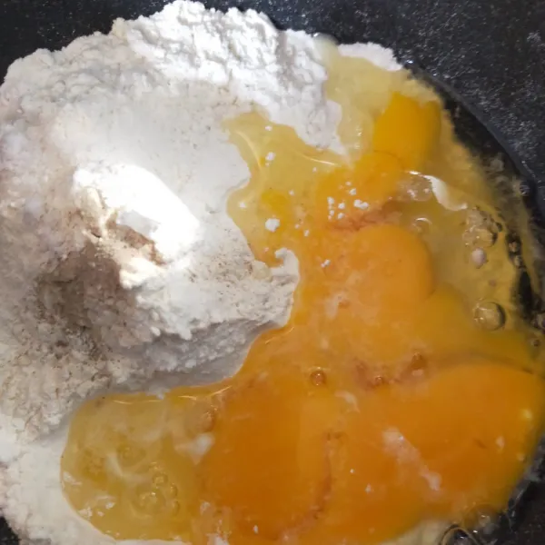 Siapkan wadah, masukkan terigu, telur dan garam.