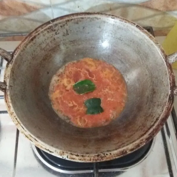 Blender bawang merah, bawang putih, cabe merah dengan sedikit air. Panaskan minyak, masukan bumbu halus dan daun jeruk.