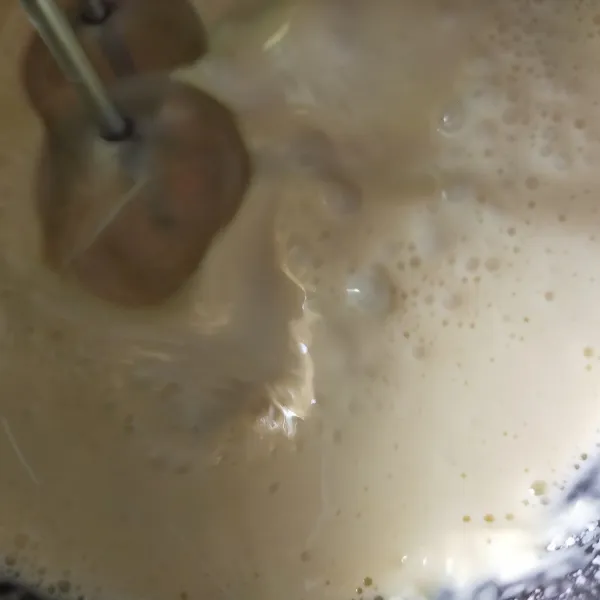 Mixer sambil tuangi susu cair hingga rata lalu masukkan margarin leleh. Aduk rata kembali.
