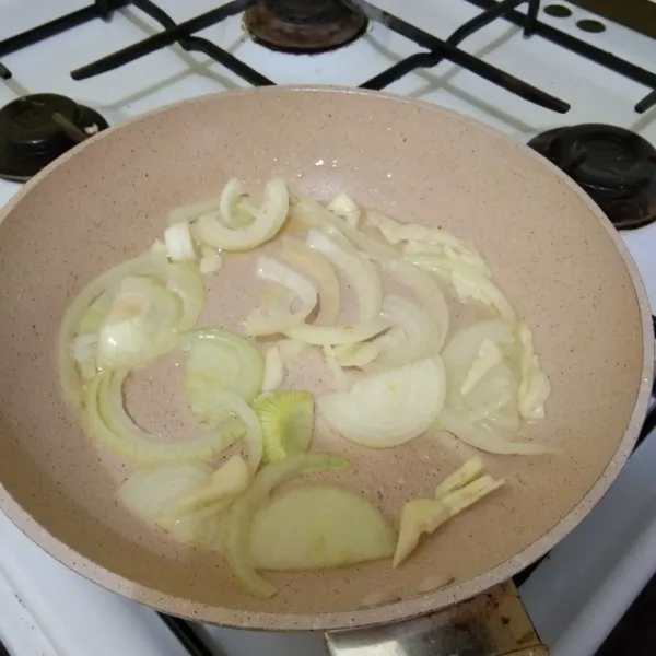 Tumis bawang putih dan bawang bombay hingga harum