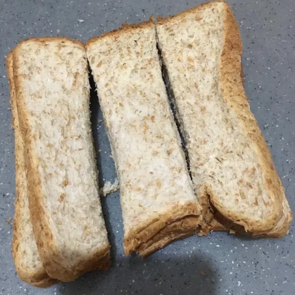 Potong roti tawar sesuai selera.