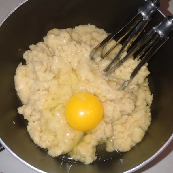 Jika sudah dingin, masukkan telur ayam satu per satu lalu mixer sampai tercampur rata dan permukaan adonan menjadi licin.