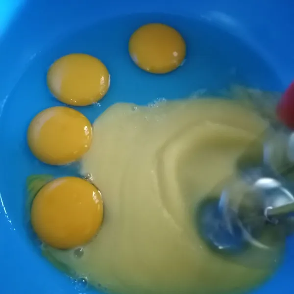 Kocok telur, sp dan gula sampai mengembang dan kental berjejak.