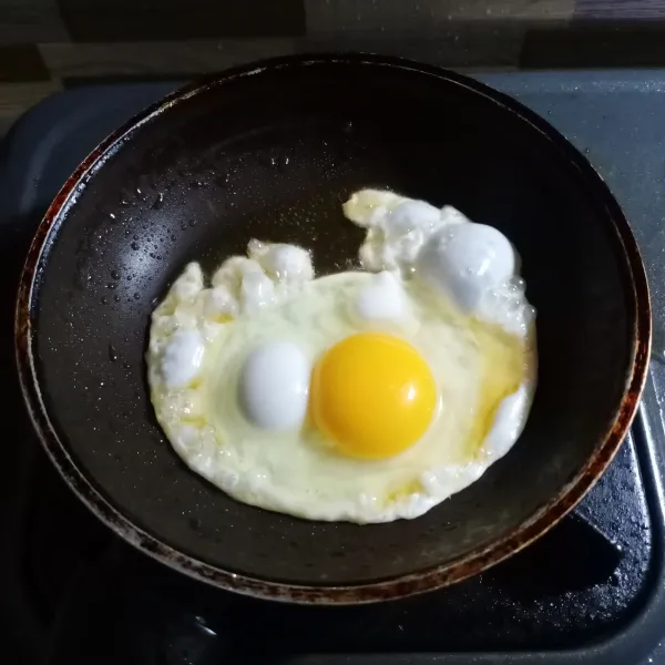 Panaskan sedikit minyak goreng. Ceplok telur sampai matang. Lakukan sampai selesai. Sisihkan.