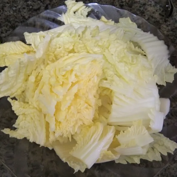 Cuci bersih sawi putih, iris-iris