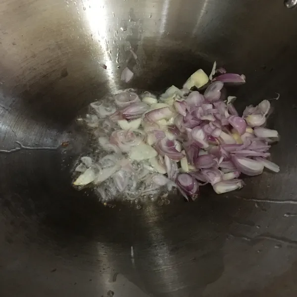 Panaskan minyak goreng, masukkan bawang merah dan bawang putih.